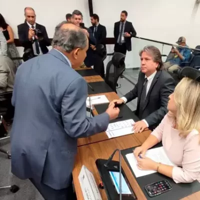 Deputados Zé Teixeira, Pedro Cavina e Lia Nogueira conversando durante sessão na Alems